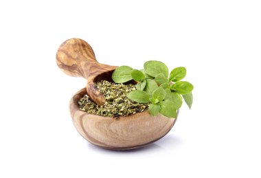 Kekik veya merbeyam beyaz arka planda izole yaprakları. Kekik