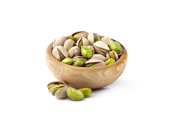 Nueces de pistacho en bowi de madera aislado — Foto de Stock