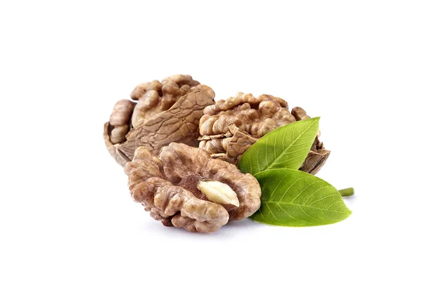 Vlašské ořechy v šatně s listy na bílém pozadí — Stock fotografie