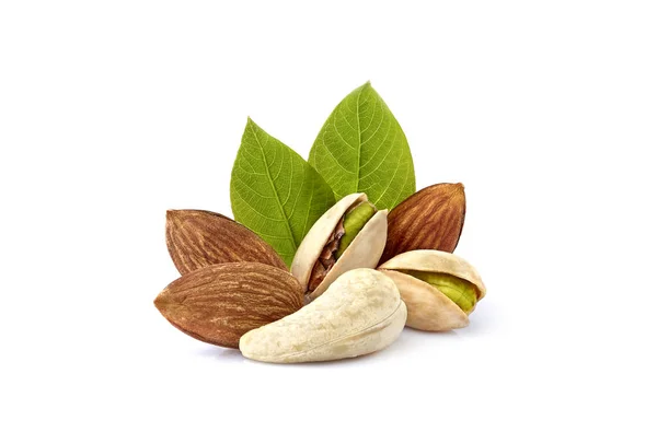 Pistachio nuts wits cashew, almonds and leaves in closeup isolat — Stock Photo, Image