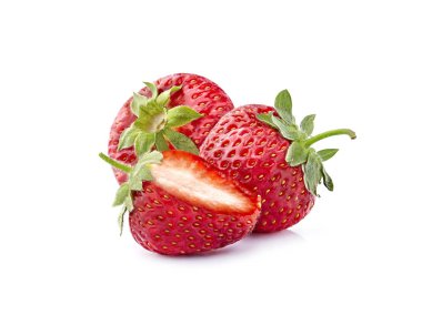 Çilek beyaz arkaplanda izole edildi