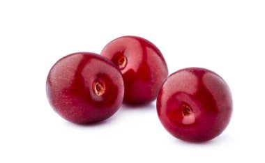 Beyaz arka plan kesme üzerinde izole tatlı kiraz çilek. Makro