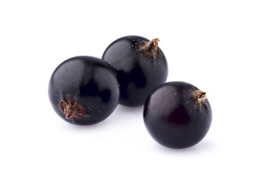 Siyah frenk üzümü çilek üzerinde beyaz arka plan izole