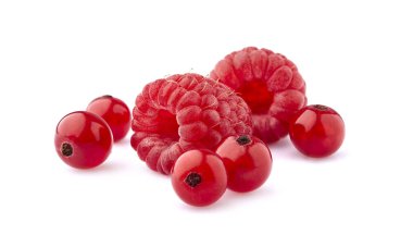 Beyaz Arka Plan üzerinde ahududu ile Kırmızı frenk üzümü çilek