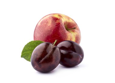 Beyaz arka plan üzerinde izole kırmızı elma ile Erik.