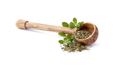 Kekik veya merbeyam beyaz arka planda izole yaprakları. Kekik