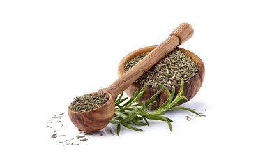 Biberiye tahta kaşıkbeyaz arka plan üzerinde izole. Biberiye 