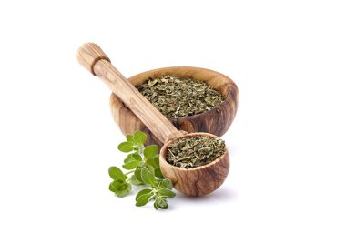 Kekik veya merbeyam beyaz arka planda izole yaprakları. Kekik