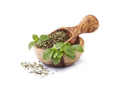 Kekik veya merbeyam beyaz arka planda izole yaprakları. Kekik