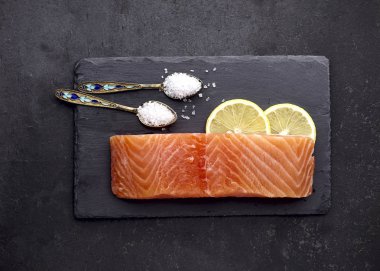 Limon ve tuzlu somon balığı. Üst görünüm