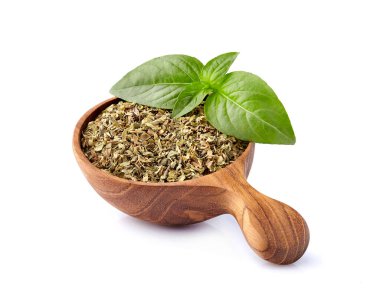 Beyaz arka planda taze ve kuru fesleğen. Baharat izole.