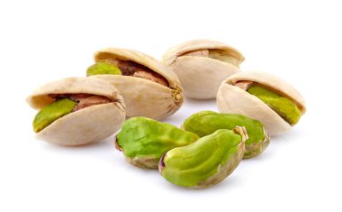 Çam fıstığı yakın plan izole edilmiş.