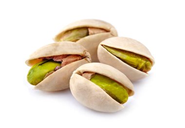 Pistachio yakın plan izole edilmiş.