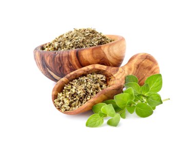 Oregano ya da marjoram yaprakları beyaz arka planda izole edilmiş. Kuru ve taze Oregano..