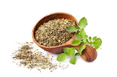 Oregano ya da marjoram yaprakları beyaz arka planda izole edilmiş. Kuru ve taze Oregano..