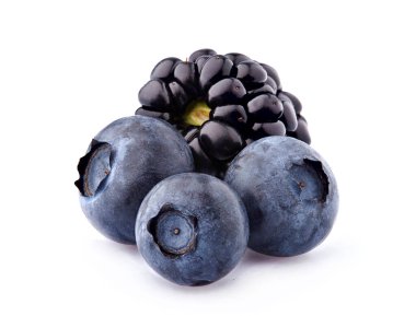 Beyaz Arkaplanda yaban mersini ve böğürtlen izole edilmiş. Olgun böğürtlenler yakın çekim.