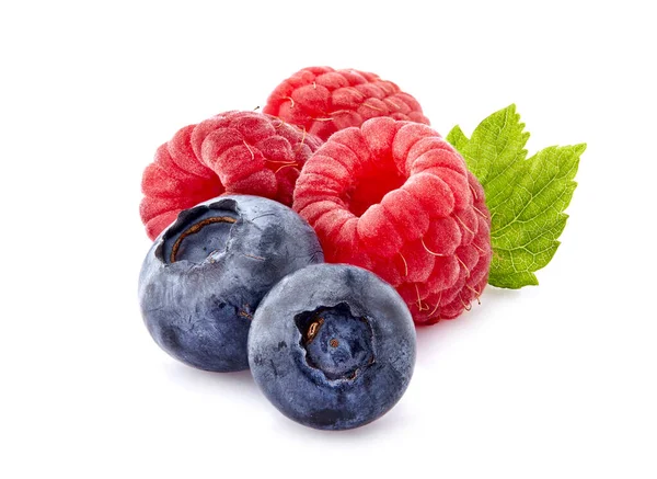 带有蓝莓的覆盆子在白色背景下被分离出来 成熟浆果分离 — 图库照片