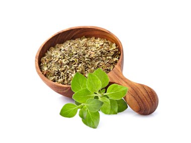 Oregano ya da marjoram yaprakları beyaz arka planda izole edilmiş. Kuru ve taze Oregano..