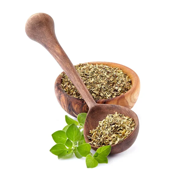 Oregano ya da marjoram yaprakları beyaz arka planda izole edilmiş. Kuru ve taze Oregano..