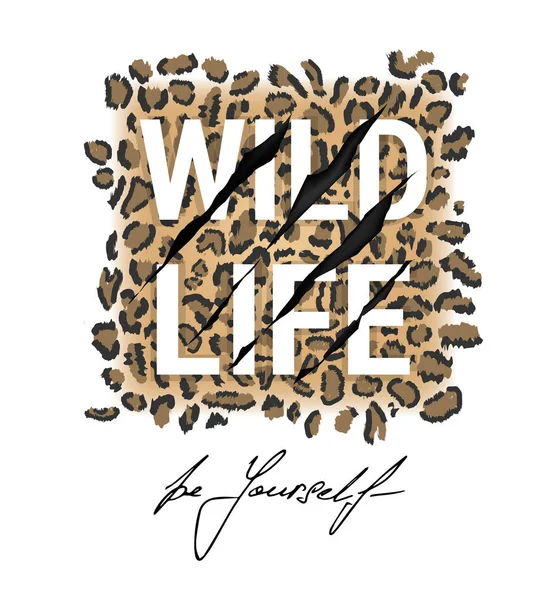 Wild Life Typografie T-Shirt Design auf Leopardenfell — Stockvektor