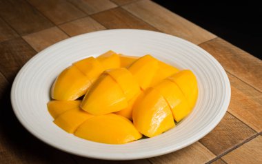 Mango ve ahşap zemin, Tay tatlı Tayland yazında popüler üzerinde beyaz tabak içinde yapışkan pirinç