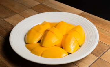 Mango ve ahşap zemin, Tay tatlı Tayland yazında popüler üzerinde beyaz tabak içinde yapışkan pirinç