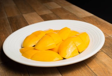 Mango ve ahşap zemin, Tay tatlı Tayland yazında popüler üzerinde beyaz tabak içinde yapışkan pirinç