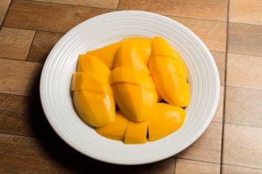 Mango ve ahşap zemin, Tay tatlı Tayland yazında popüler üzerinde beyaz tabak içinde yapışkan pirinç