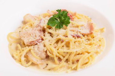 Spagetti carbonara pastırma çanak ve üzerine, spagetti carbonara peynir ile yakın çekim
