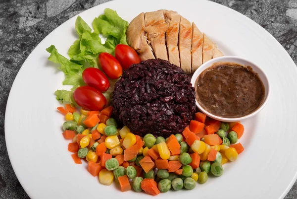 Alimento Limpio Arroz Riceberry Con Pechuga Pollo Servir Con Verduras — Foto de Stock