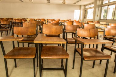 Eski sandalye sınıfta dağınık.