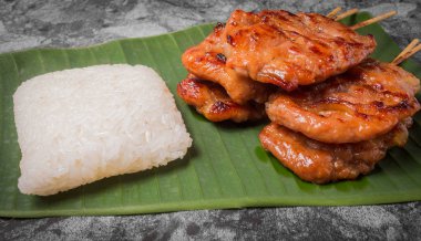 Muz yaprak yapışkan pirinç ile ızgara domuz. Tayland Gıda.