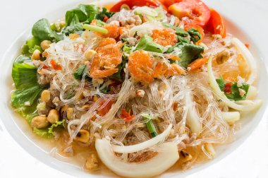 Cam erişte karides ve fıstık ile bir kase yakın çekim, baharatlı Salad(Yum Woon Sen tavuk eti üst Tay salatası)