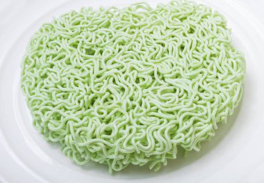 Yeşil erişte beyaz tabakta bileşenleri shabu veya Sukiyaki yapımında kullanılan ve etin üzerine çevirmek.