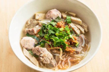 Vietnamca Pho Bo ile sebze çorbası ve bir kase erişte pirinç