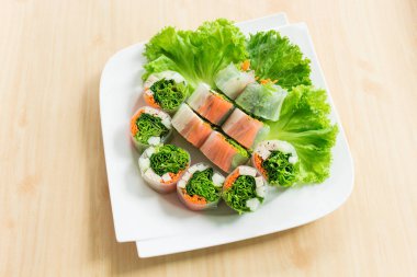 Taze Vietnamca (GOI cuon) bir tabak salata ile Çin böreği. Restoranda menü oluşturmak için kullanabilirsiniz.