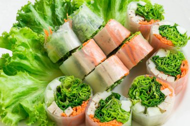 Taze Vietnamca (GOI cuon) bir tabak salata ile Çin böreği. Restoranda menü oluşturmak için kullanabilirsiniz.