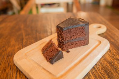 Frok tarihinde ahşap masa ile çikolatalı pasta dilimi kapatın.