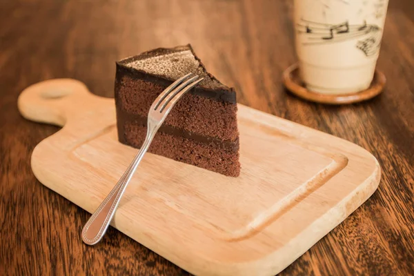 Fechar Fatia Bolo Chocolate Com Sapo Mesa Madeira — Fotografia de Stock