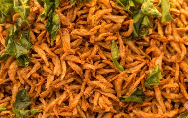 Derin kızarmış küçük balıklar zerdeçal ve sarımsak ile grubudur. Seçici yumuşak odak.