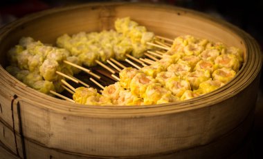 Çin buharda pişmiş hamur tatlısı piyasasında bambu sepette seçici yumuşak odak.