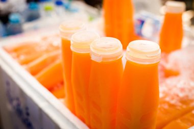 Bir şişe portakal suyu., taze sıkılmış portakal suyu bir şişe.