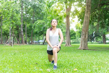 Genç bir kadın için hazırlık spor ve fitness eğitim açık havada. Sağlıklı yaşam konsepti ile gündoğumu sabah erken.