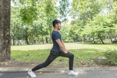 İçin hazırlık bir genç sporcu spor ve fitness eğitim açık havada. Sağlıklı yaşam konsepti ile gündoğumu sabah erken.