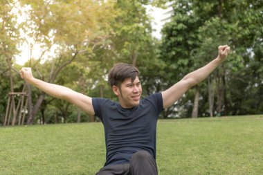 Fitness adam var dinlenme sonrası eğitim Parkı.