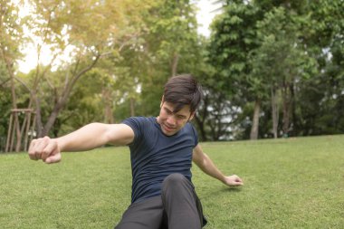 İçin hazırlık bir genç sporcu spor ve fitness eğitim açık havada. Sağlıklı yaşam konsepti ile gündoğumu sabah erken.