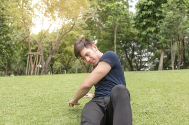 İçin hazırlık bir genç sporcu spor ve fitness eğitim açık havada. Sağlıklı yaşam konsepti ile gündoğumu sabah erken.