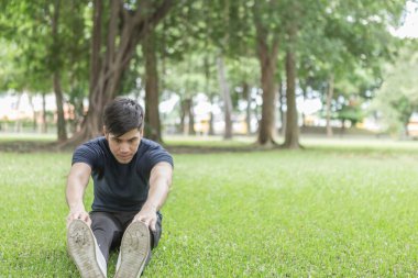 İçin hazırlık bir genç sporcu spor ve fitness eğitim açık havada. Sağlıklı yaşam konsepti ile gündoğumu sabah erken.
