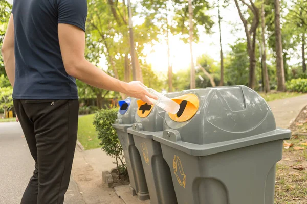 Erkekler Ayrı Çöpe Içme Şişesi Kapatın Çevre Bakım Kavramı — Stok fotoğraf
