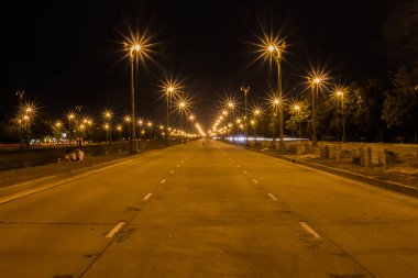 Elektrik ışık perspektif kanalda, gece görünümü arka plan.